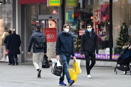 Người dân mua sắm tại thủ đô London, Anh. (Ảnh: AFP/TTXVN) 