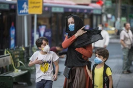 Người dân đeo khẩu trang phòng lây nhiễm COVID-19 tại Tehran, Iran, ngày 19/7/2020. (Nguồn: THX/TTXVN) 