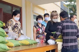 Với tinh thần chia sẻ và nhân ái, một nhóm lao động gốc Việt tại địa bàn đã chủ động quyên góp và liên hệ nhờ Tổng Lãnh sự quán Việt Nam tại tỉnh Preah Sihanouk giúp mua quà hỗ trợ cho bà con. (Ảnh: Trần Long/TTXVN) 