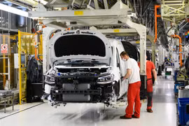 Công nhân làm việc tại nhà máy sản xuất ôtô của hãng Volkswagen ở Poznan, Ba Lan, ngày 27/4/2020. (Nguồn: PAP/TTXVN) 