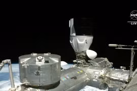 Tàu vũ trụ Dragon-6 được ghép nối với Trạm Vũ trụ Quốc tế (ISS) ngày 3/3/2023. (Ảnh: AFP/TTXVN)
