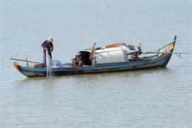 Ngư dân đánh bắt cá trên sông Mekong. (Ảnh: AFP/TTXVN) 