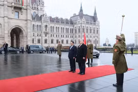 Hình ảnh Thủ tướng Hungary chủ trì Lễ đón Thủ tướng Phạm Minh Chính