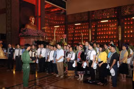 Sáng 23/9, Đoàn đại biểu già làng, trưởng bản thăm và nghe giới thiệu về Đền tưởng niệm Bến Dược trong khu Di tích Địa đạo Củ Chi. (Ảnh: Xuân Khu/TTXVN)