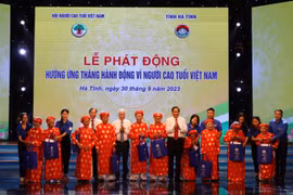 Trao tặng quà cho các cụ cao tuổi năm nay tròn 100 tuổi ở Hà Tĩnh. (Ảnh: Hoàng Ngà/TTXVN)