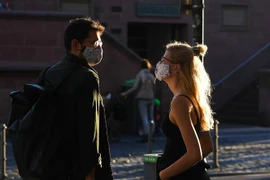 Người dân đeo khẩu trang phòng lây nhiễm COVID-19 tại Frankfurt, Đức, ngày 2/11/2020. (Nguồn: THX/TTXVN) 