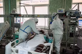 Điều trị cho bệnh nhân nhiễm COVID-19 tại bệnh viện ở Moskva, Nga. (Ảnh: AFP/TTXVN) 