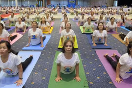 Hơn 600 người đồng diễn bài tập Yoga tại Phú Yên. (Ảnh: Xuân Triệu/TTXVN)