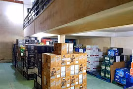 Hàng chục thùng rượu ngoại nhập lậu bị phát hiện tại kho hàng của Công ty Đại Lợi. (Nguồn: TTXVN phát) 
