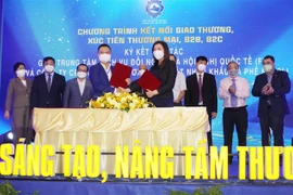 Đại diện doanh nghiệp và Trung tâm Dịch vụ đối ngoại, Sở Ngoại vụ Thành phố Hồ Chí Minh ký kết hợp tác xúc tiến thương mại. (Ảnh: Xuân Anh/TTXVN) 