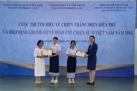 Đại diện Ban tổ chức trao giải cho các học sinh đạt giải tại cuộc thi. (Ảnh: TTXVN phát)