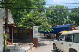 Lực lượng chức năng lập hàng rào phong tỏa Bệnh viện đa khoa huyện Chương Mỹ. (Nguồn: nld.com.vn) 