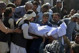 Đám tang một nạn nhân vụ đánh bom liều chết ở Thánh đường Hồi giáo thành phố Kandahar, Afghanistan, ngày 16/10/2021. (Ảnh: AFP/TTXVN) 