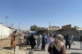 Người dân tập trung tại hiện trường vụ nổ tại Thánh đường Hồi giáo ở thành phố Kandahar, Afghanistan. (Ảnh: AA/TTXVN) 