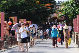 Du khách tham quan phố cổ Hội An. (Ảnh: Minh Đức/TTXVN)