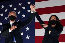 Ông Joe Biden (trái) và bà Kamala Harris tại Đại hội toàn quốc đảng Dân chủ ở Wilmington, Delaware, Mỹ, ngày 20/8/2020. (Nguồn: AFP/TTXVN) 