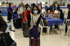 Du khách Hàn Quốc chờ đợi tại khu vực cách ly ở sân bay quốc tế Ben Gurion, gần Tel Aviv, Israel sau khi bị từ chối nhập cảnh vào nước này, ngày 24/2/2020. (Nguồn: AFP/TTXVN) 