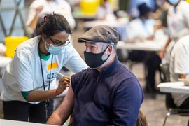 Nhân viên y tế tiêm vaccine phòng dịch COVID-19 cho người dân tại London, Anh ngày 19/12/2021. (Ảnh: THX/TTXVN) 
