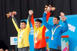 Vận động viên Ngô Sơn Đỉnh (giữa) đoạt Huy chương Vàng tại Olympic trẻ tại Argentina vào tháng 10/2018. (Nguồn: TTXVN phát) 