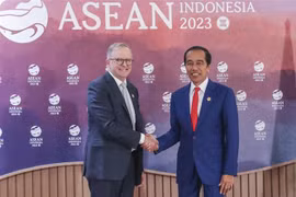 Tổng thống Indonesia Joko Widodo (phải) và Thủ tướng Australia Anthony Albanese tại cuộc gặp bên lề Hội nghị Cấp cao ASEAN lần thứ 43 ở Jakarta, ngày 7/9/2023. (Ảnh: AFP/TTXVN)