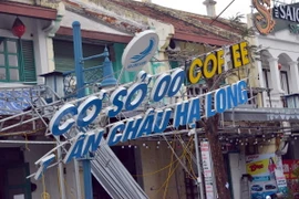 Bảng biển, khu vực trang trí của các cơ sở kinh doanh đổ sập. Ảnh: Thanh Vân - TTXVN