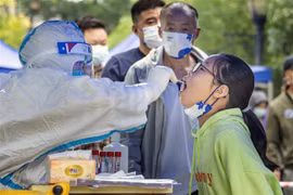 Nhân viên y tế lấy mẫu xét nghiệm COVID-19 cho người dân tại Tứ Xuyên, Trung Quốc ngày 17/9/2022. (Ảnh: AFP/TTXVN) 