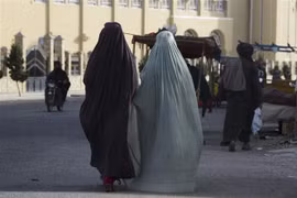 Phụ nữ Afghanistan mặc trang phục Burqa trên một đường phố ở Kandahar, Afghanistan, ngày 7/5/2022. (Ảnh: AFP/TTXVN) 