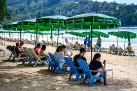 Khách du lịch trên bãi biển ở Phuket, Thái Lan, ngày 28/10/2021. (Ảnh: AFP/TTXVN) 