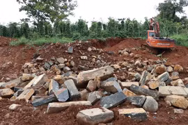 Khu vực khai thác đá trái phép nằm kế bên đất rẫy của người dân. (Ảnh: Ngọc Minh/TTXVN) 