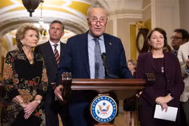 Lãnh đạo phe đa số tại Thượng viện Mỹ - Thượng nghị sỹ đảng Dân chủ Chuck Schumer phát biểu tại cuộc họp báo ở Washington, DC, Mỹ. (Ảnh: AFP/TTXVN)