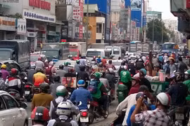 Từ năm 2020, thành phố bắt đầu thực hiện kiểm kê khí thải xe máy, bảo dưỡng các xe có nồng độ khí thải cao và loại bỏ xe có nồng độ vượt quy định. (Nguồn: TTXVN) 