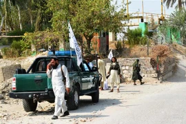 Lực lượng Taliban điều tra tại hiện trường vụ nổ bom xe ở thành phố Jalalabad, tỉnh Nangarhar, miền Đông Afghanistan ngày 18/9/2021. (Ảnh: AFP/TTXVN) 
