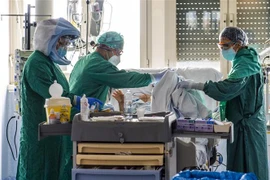 Điều trị cho bệnh nhân COVID-19 tại Rome, Italy. (Nguồn: AFP/TTXVN) 