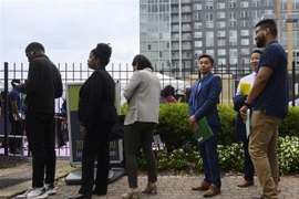 Người dân xếp hàng chờ phỏng vấn xin việc tại thành phố Arlington, bang Virginia, Mỹ. (Nguồn: AFP/TTXVN) 