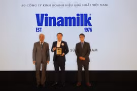 Ông Đỗ Thanh Tuấn - Giám đốc Đối ngoại Vinamilk - nhận danh hiệu top 50 công ty kinh doanh hiệu quả nhất Việt Nam. (Nguồn: Vietnam+)