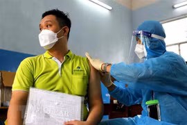 Các y bác sỹ bệnh viện Ung Bứu tiêm vaccine phòng COVID-19 cho công nhân viên chức lao động Thành phố Hồ Chí Minh. (Ảnh: Thanh Vũ/TTXVN) 