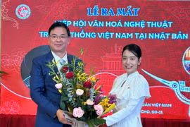 Đại sứ Việt Nam tại Nhật Bản Phạm Quang Hiệu chúc mừng bà Đỗ Khánh Hân, Chủ tịch Hiệp hội Văn hóa Nghệ thuật truyền thống Việt Nam tại Nhật Bản. (Ảnh: Nguyễn Tuyến/TTXVN)