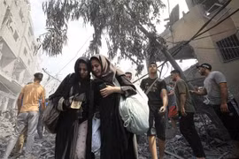 Người dân Palestine rời bỏ nhà cửa ở Dải Gaza nhằm tránh cuộc xung đột Hamas-Israel, ngày 9/10/2023. (Ảnh: AFP/TTXVN)