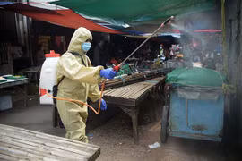 Nhân viên y tế phun thuốc khử trùng nhằm ngăn chặn sự lây lan của COVID-19 tại Jakarta, Indonesia, ngày 10/1/2022. (Ảnh: THX/TTXVN) 
