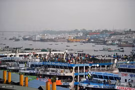 Mọi người chen chúc nhau trên phà sau khi chính phủ quyết định sẽ áp đặt lệnh phong tỏa từ ngày 5/4. (Nguồn: AFP) 