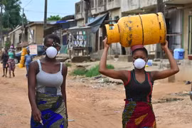 Người dân đeo khẩu trang nhằm ngăn chặn sự lây lan của dịch COVID-19 tại Abidjan, Cote d'Ivoire ngày 25/3/2020. (Nguồn: AFP/TTXVN) 