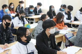 Học sinh Trường Trung học phổ thông Trần Nhân Tông, quận Hai Bà Trưng (Hà Nội) nghiêm túc đeo khẩu trang để phòng, chống dịch (ảnh chụp sáng 29/1). (Ảnh: Thanh Tùng/TTXVN) 