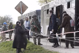 Người dân sơ tán khỏi nhà máy thép Azovstal ở thành phố Mariupol, Ukraine, tới nơi ở tạm ngày 1/5/2022. (Ảnh: THX/TTXVN) 
