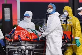 Chuyển bệnh nhân COVID-19 tại Quimper, miền Tây Pháp. (Nguồn: AFP/TTXVN) 