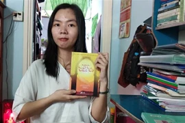 Em Dương Ngọc Trâm bên góc học tập. (Ảnh: Công Mạo/TTXVN) 