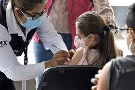 Nhân viên y tế tiêm vaccine phòng COVID-19 cho trẻ em tại Mexico City, Mexico, ngày 25/10/2021. (Ảnh: AFP/TTXVN) 