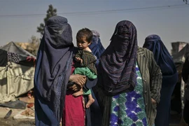 Phụ nữ Afghanistan tại trại tị nạn Saray Shamali ở Kabul, ngày 2/11/2021. (Ảnh: AFP/TTXVN) 