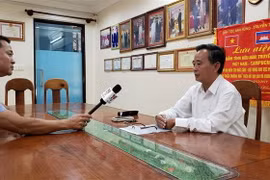 Ông Sim Chy, Chủ tịch Hội Khmer-Việt Nam, trả lời phỏng vấn của phóng viên Cơ quan thường trú TTXVN. (Ảnh: Nguyễn Vũ Hùng/TTXVN) 