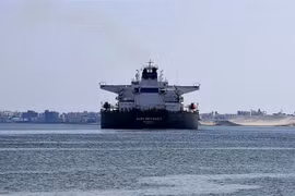 Tàu hàng di chuyển qua kênh đào Suez, Ai Cập ngày 30/3/2021. (Ảnh: AFP/TTXVN) 