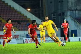 Pha tranh bóng trong một trận đấu thuộc khuôn khổ V.League 2021. (Ảnh: An Đăng/TTXVN) 